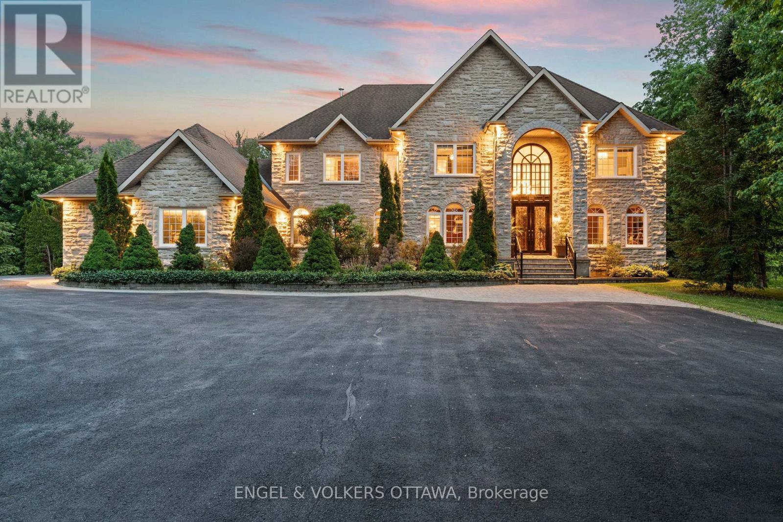5818 Queenscourt Crescent, Ottawa, Ontario  K4M 1K3 - Photo 1 - X11922662