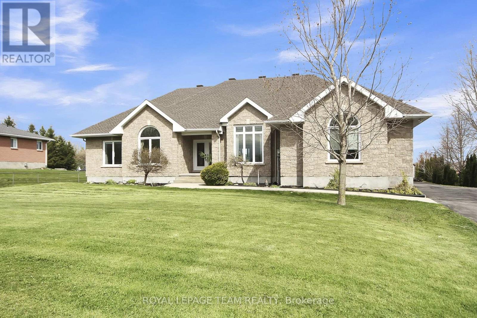 2127 Trailwood Drive, Ottawa, Ontario  K0A 2T0 - Photo 1 - X12165521