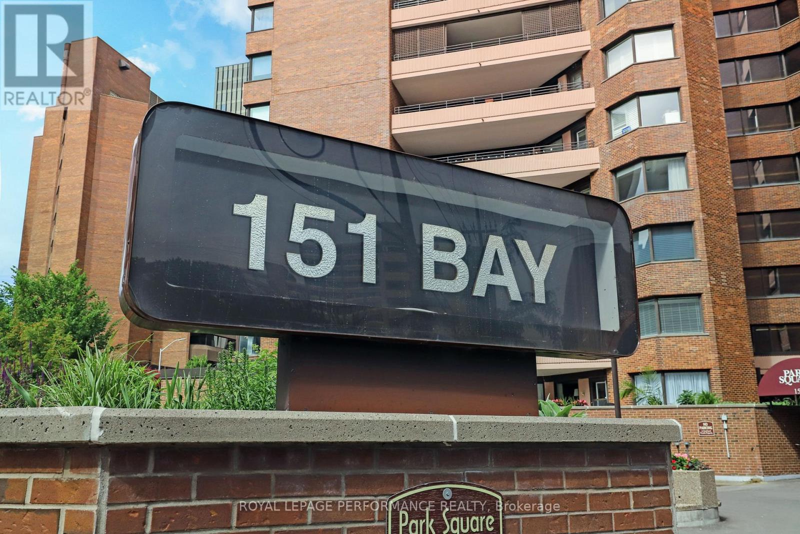 802 - 151 Bay Street, Ottawa, Ontario  K1R 7T2 - Photo 1 - X12254025