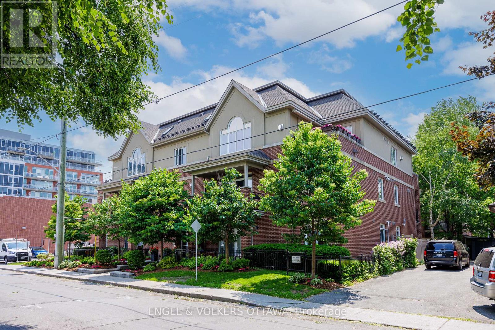 105 - 400 Mcleod Street, Ottawa, Ontario  K2P 1A6 - Photo 1 - X12278572