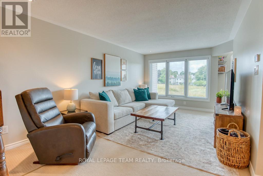 292 Forestbrook Street, Ottawa, Ontario  K2K 0B9 - Photo 2 - X12378562