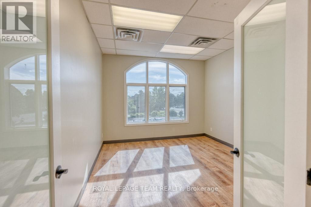 84 Centrepointe Drive, Ottawa, Ontario K2G 6B1 - Photo 26 - X12523314