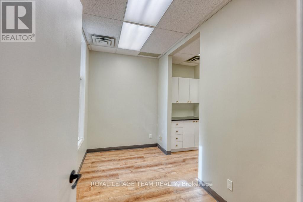 84 Centrepointe Drive, Ottawa, Ontario K2G 6B1 - Photo 28 - X12523314