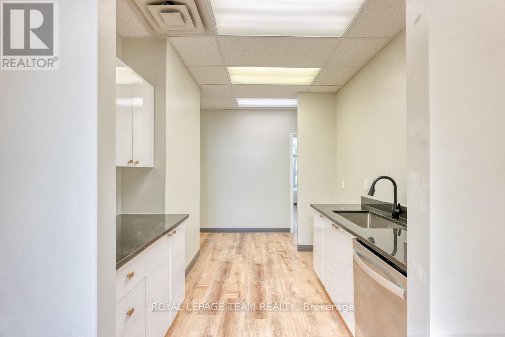 84 Centrepointe Drive, Ottawa, Ontario K2G 6B1 - Photo 30 - X12523314