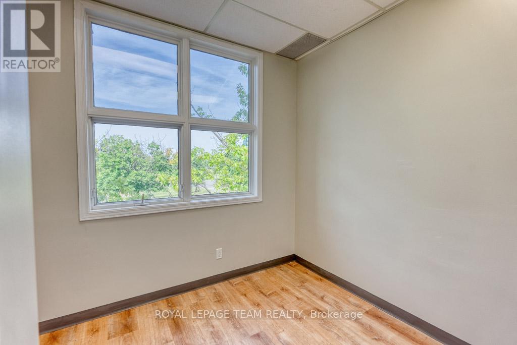 84 Centrepointe Drive, Ottawa, Ontario K2G 6B1 - Photo 32 - X12523314