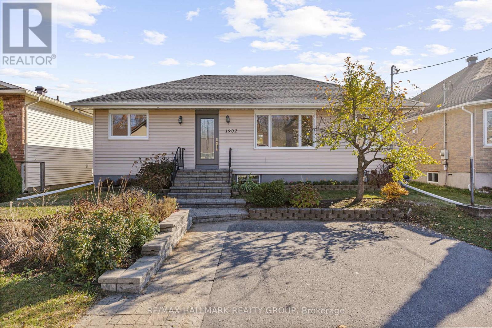 1902 Rosebella Avenue, Ottawa, Ontario  K1T 1G7 - Photo 1 - X12969904